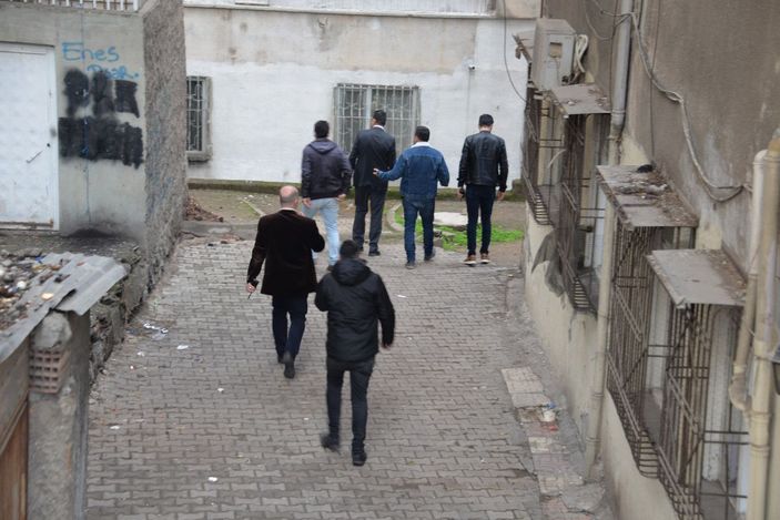 Müşteri gibi girdiği kuyumcu dükkanında silah çekti, altın bileziklerle kaçtı -7