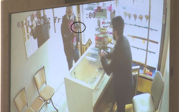 Müşteri gibi girdiği kuyumcu dükkanında silah çekti, altın bileziklerle kaçtı -4