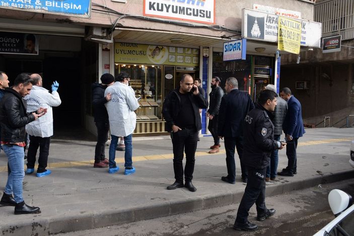 Müşteri gibi girdiği kuyumcu dükkanında silah çekti, altın bileziklerle kaçtı -9
