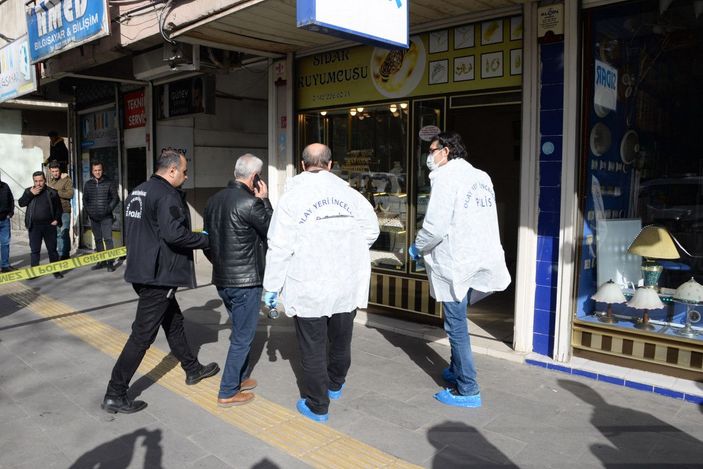 Müşteri gibi girdiği kuyumcu dükkanında silah çekti, altın bileziklerle kaçtı -6