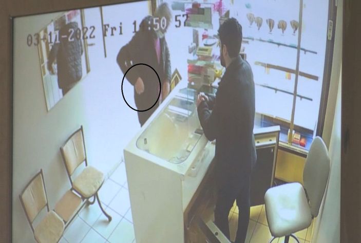 Müşteri gibi girdiği kuyumcu dükkanında silah çekti, altın bileziklerle kaçtı -3
