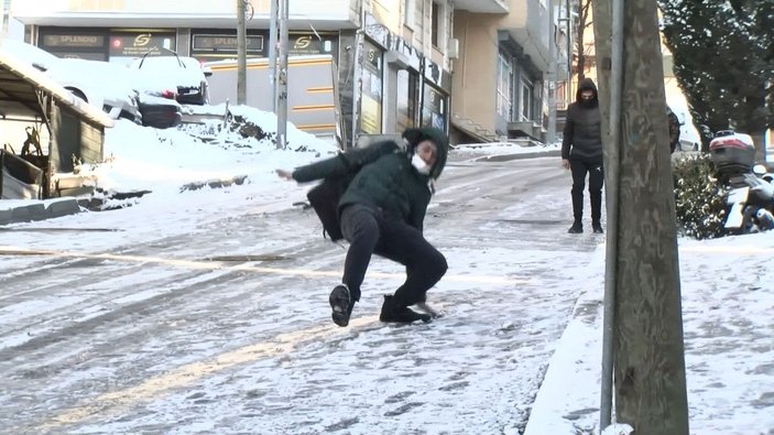 Esenyurt'ta buz tutan yollarda zor anlar -8