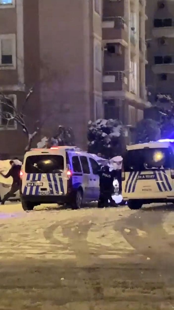 Bakırköy'de polislerle vatandaşlar arasında kartopu savaşı  -3