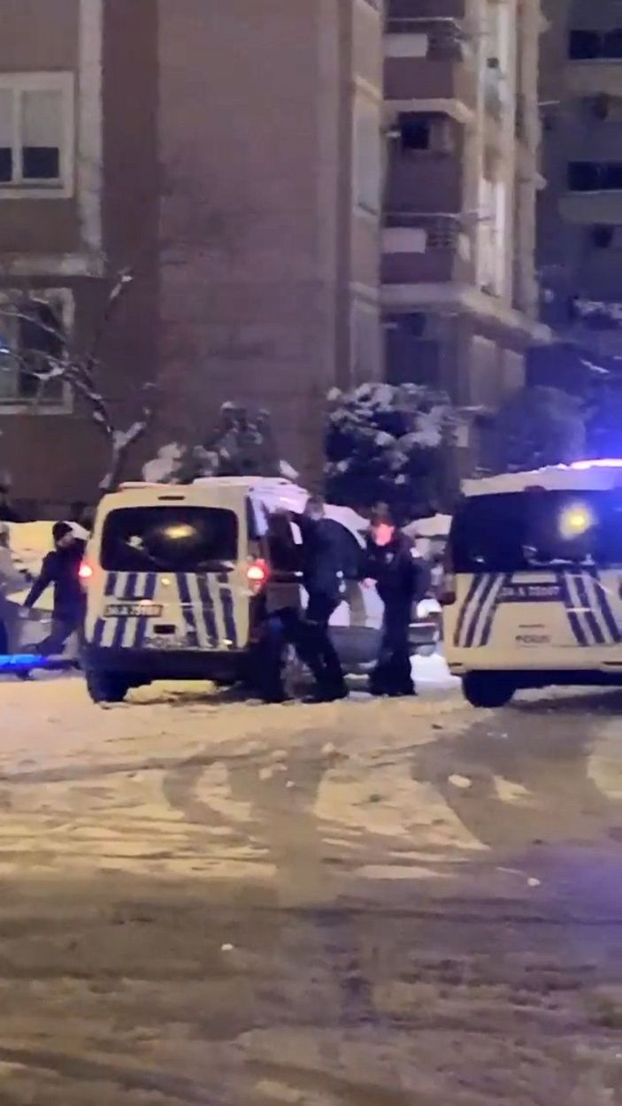 Bakırköy'de polislerle vatandaşlar arasında kartopu savaşı  -4
