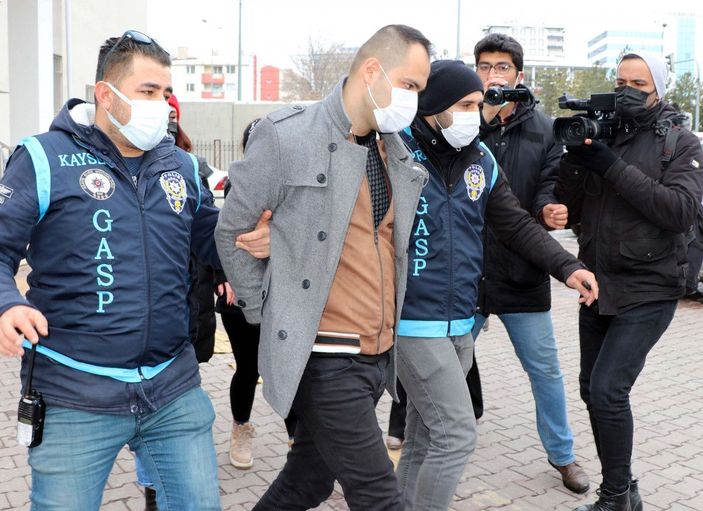 Kuyumcuyu bıçakla yaralayıp, bilezik çalan şüpheli yakalandı; olay anı kamerada -3