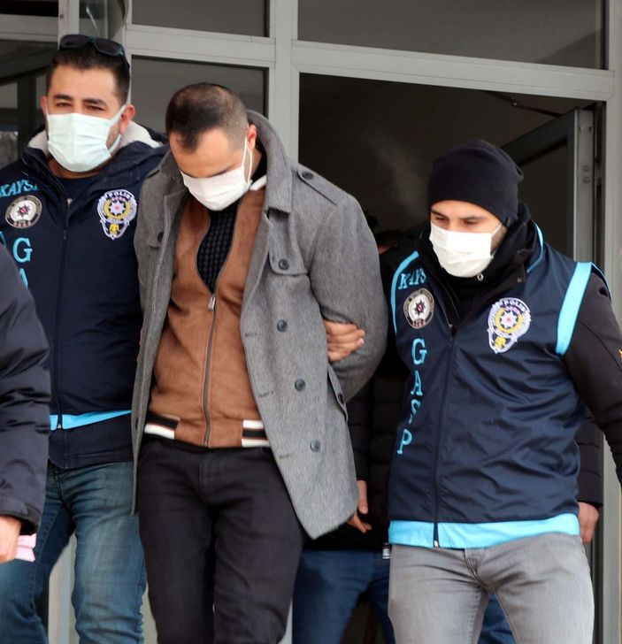 Kuyumcuyu bıçakla yaralayıp, bilezik çalan şüpheli yakalandı; olay anı kamerada -2