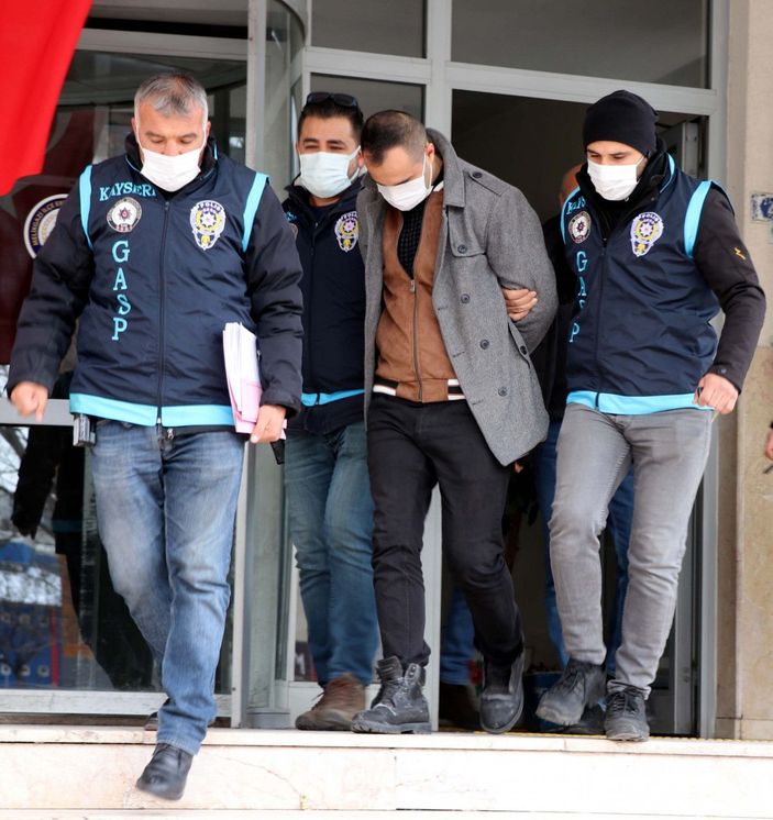 Kuyumcuyu bıçakla yaralayıp, bilezik çalan şüpheli yakalandı; olay anı kamerada -1