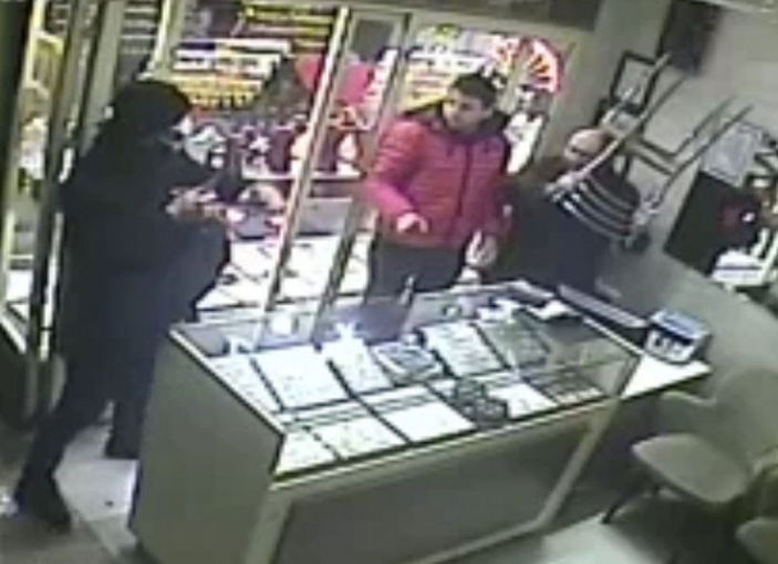 d Kuyumcuyu bıçakla yaralayıp, bilezik çalan şüpheli yakalandı; olay anı kamerada -7