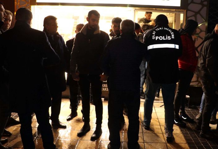 Kuyumcuyu bıçakla yaralayıp, bilezik çalan şüpheli yakalandı; olay anı kamerada -9