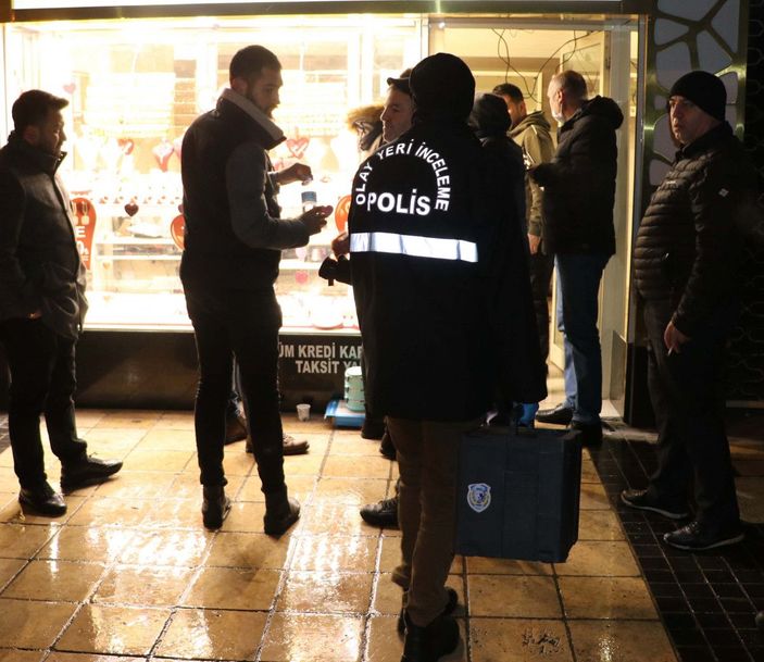 d Kuyumcuyu bıçakla yaralayıp, bilezik çalan şüpheli yakalandı; olay anı kamerada -8