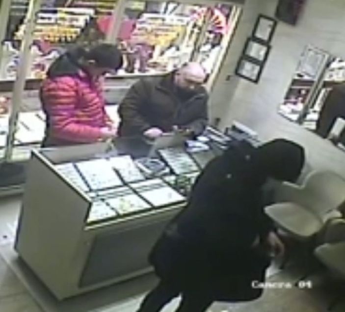 Kuyumcuyu bıçakla yaralayıp, bilezik çalan şüpheli yakalandı; olay anı kamerada -5