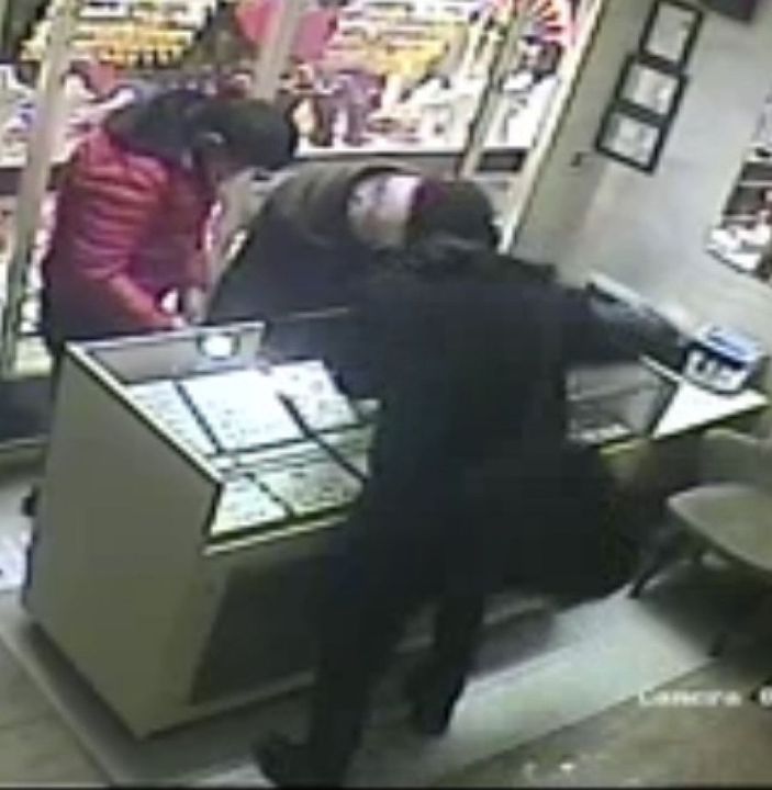 Kuyumcuyu bıçakla yaralayıp, bilezik çalan şüpheli yakalandı; olay anı kamerada -6