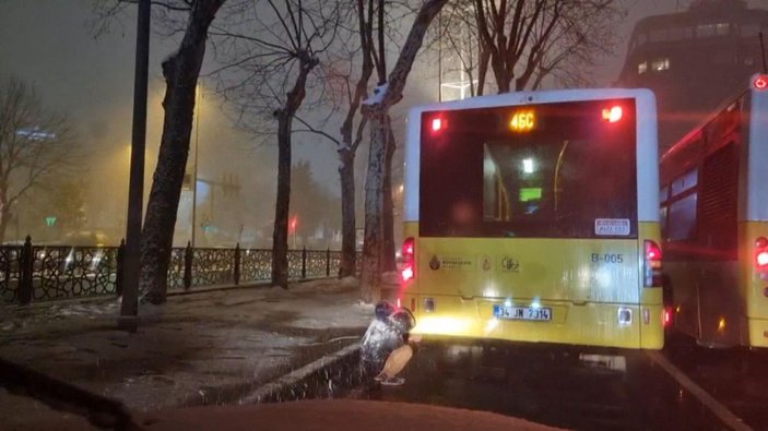 (ÖZEL) Taksim'de sokak çocukları araçların egzozunda ısındı -2