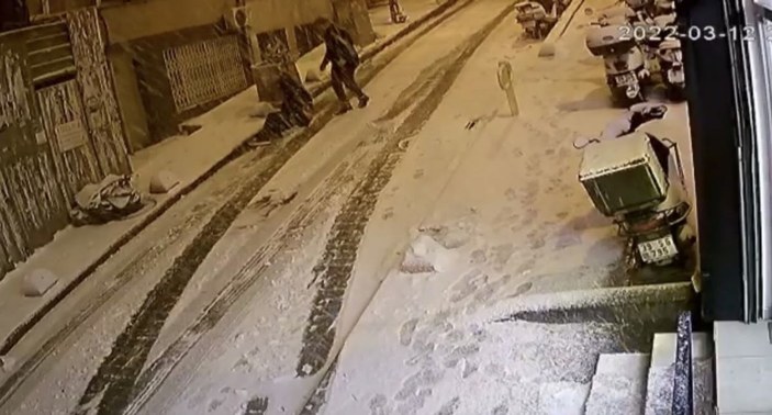 Cihangir’de karda dehşet anları kamerada: Cip vatandaşa ve motora çarpıp boşluğa uçtu -5