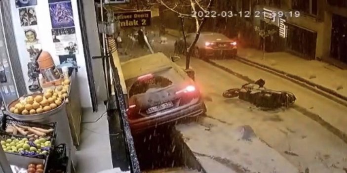 Cihangir’de karda dehşet anları kamerada: Cip vatandaşa ve motora çarpıp boşluğa uçtu -1