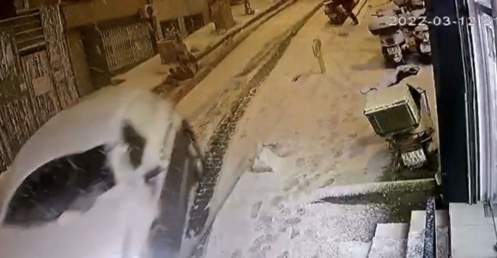 Cihangir’de karda dehşet anları kamerada: Cip vatandaşa ve motora çarpıp boşluğa uçtu -3