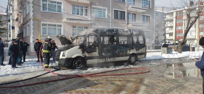 Park halindeki öğrenci servisi alev aldı; o anlar kamerada -2