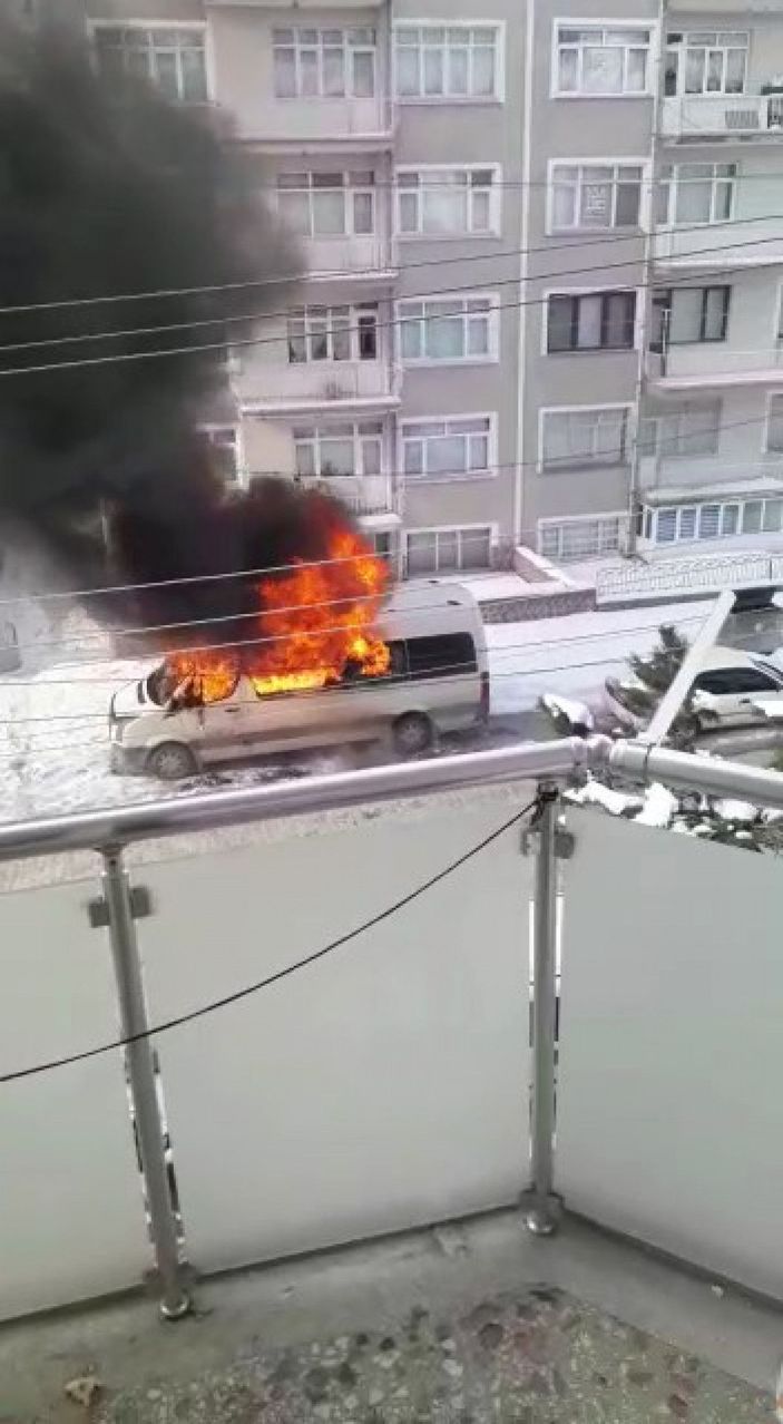 Park halindeki öğrenci servisi alev aldı; o anlar kamerada -1