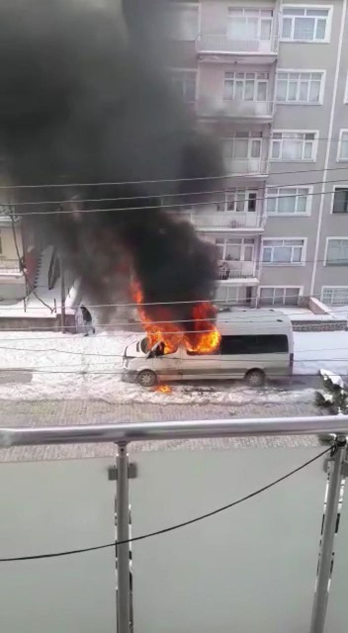 Park halindeki öğrenci servisi alev aldı; o anlar kamerada -3