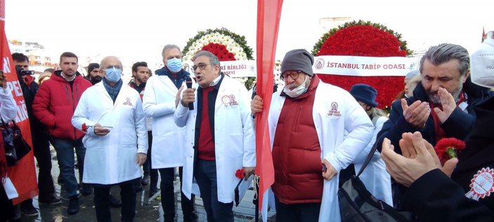 Taksim'de polisle doktorlar arasında arbede  -3