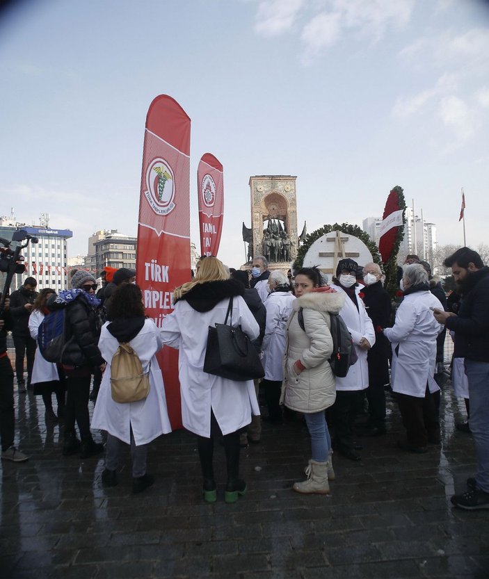 Taksim'de polisle doktorlar arasında arbede  -9