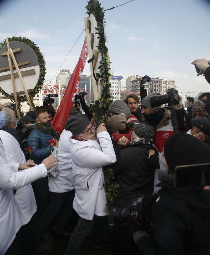 Taksim'de polisle doktorlar arasında arbede  -6
