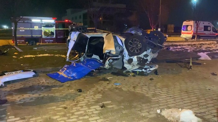 Bursa'da takla atan otomobildeki 2 kişi öldü -1