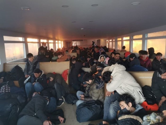Yolcu motorunda 251 kaçak göçmen ile 3 organizatör yakalandı -1