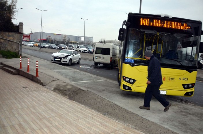 Avcılar'da kayarak yolu kapatan İETT otobüsüne iki araç çarptı  -5