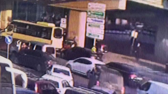 Başakşehir'de yol verme tartışmasında otomobili üzerlerine sürdü -5