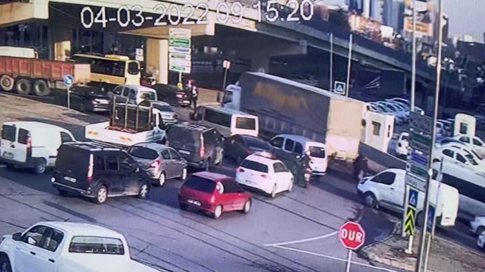 Başakşehir'de yol verme tartışmasında otomobili üzerlerine sürdü -1