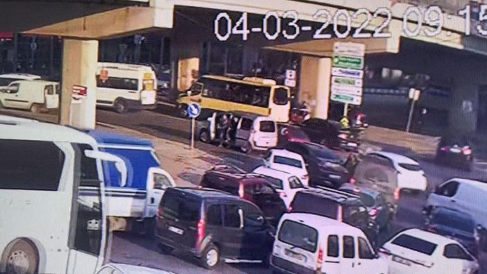 Başakşehir'de yol verme tartışmasında otomobili üzerlerine sürdü -2