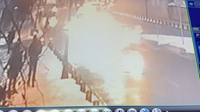 Çekmeköy'de yaya geçidinde otomobil çarptı: Oanlar kamerada -1
