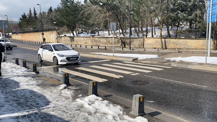 Çekmeköy'de yaya geçidinde otomobil çarptı: Oanlar kamerada -8