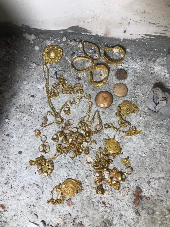 Dere yatağından girdikleri kuyumcuyu soyan şüphelilerden 4'ü tutuklandı -7