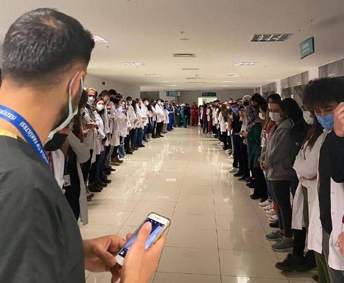 Doktoru darbeden uzman çavuş taburcu edilirken, sağlıkçılardan alkışlı protesto  -3