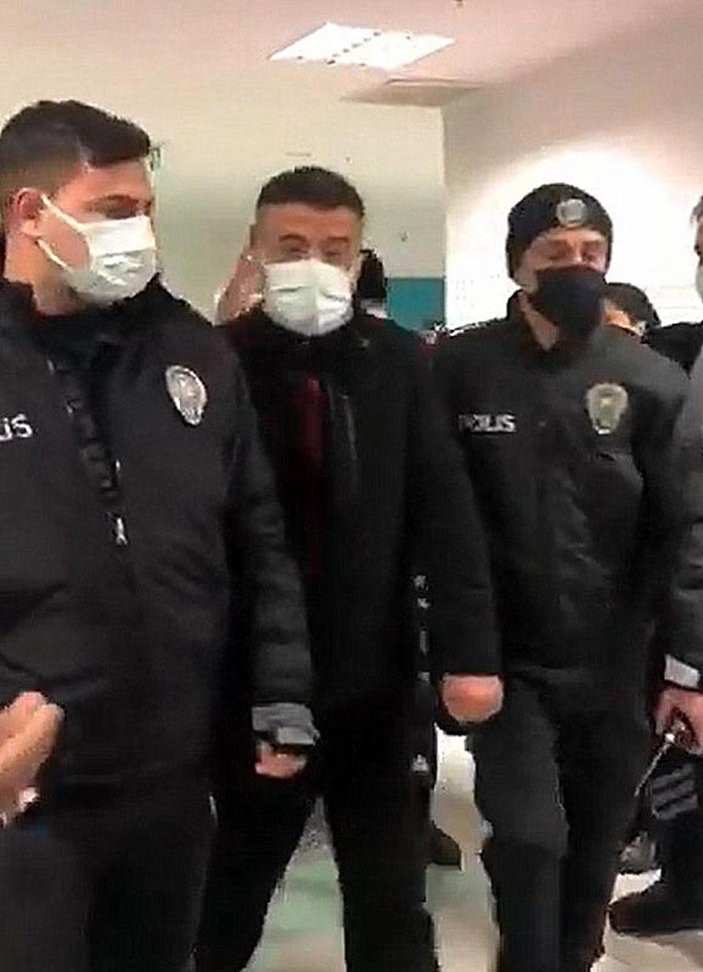 Doktoru darbeden uzman çavuş taburcu edilirken, sağlıkçılardan alkışlı protesto  -9