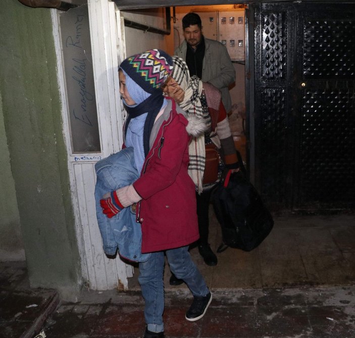 Van'da bir eve yapılan baskında 32 kaçak göçmen yakalandı -5