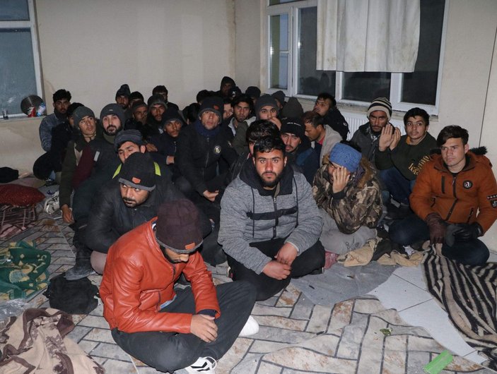 Van'da bir eve yapılan baskında 32 kaçak göçmen yakalandı -1