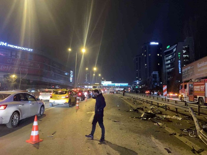 D-100 Karayolu'nda bariyerlere giren aracın sürücüsü yola fırladı