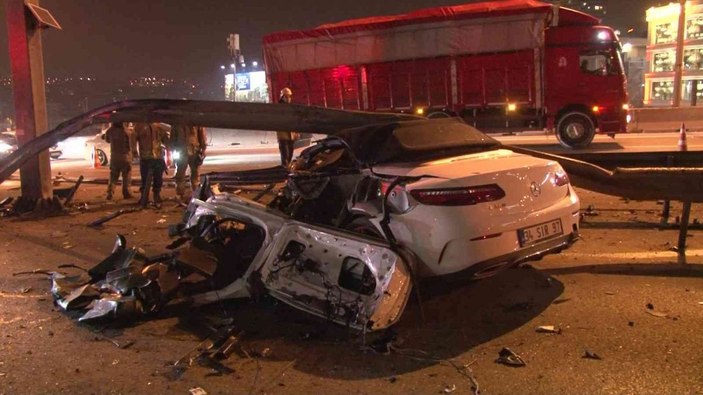 D-100 Karayolu'nda bariyerlere giren aracın sürücüsü yola fırladı