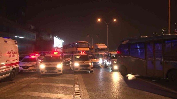 D-100 Karayolu'nda bariyerlere giren aracın sürücüsü yola fırladı