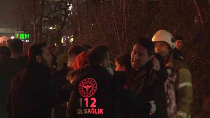 D-100 Karayolu'nda bariyerlere giren aracın sürücüsü yola fırladı