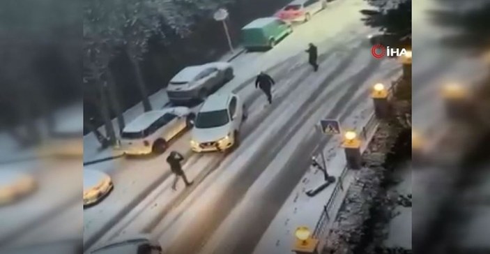 Beşiktaş'ta kayan otomobilin çarptığı kadın metrelerce savruldu