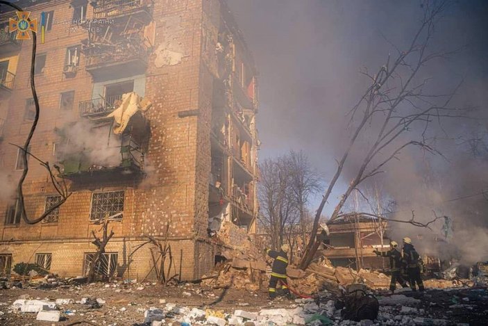 Kiev’in Podil semtine bu sabah füze parçası düştü: 1 ölü -5