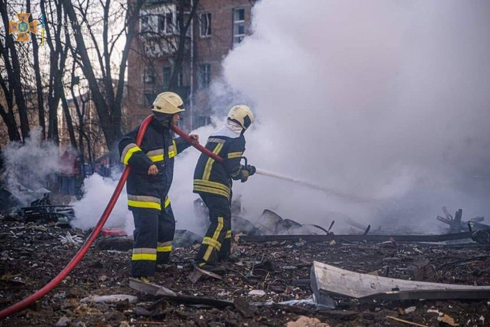 Kiev’in Podil semtine bu sabah füze parçası düştü: 1 ölü -7