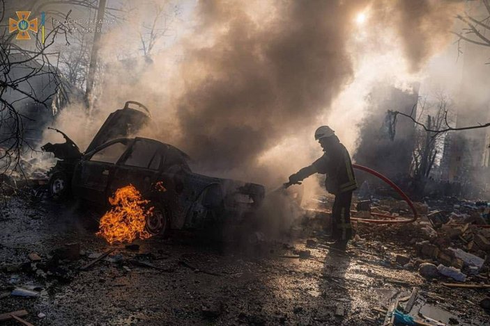 Kiev’in Podil semtine bu sabah füze parçası düştü: 1 ölü -2