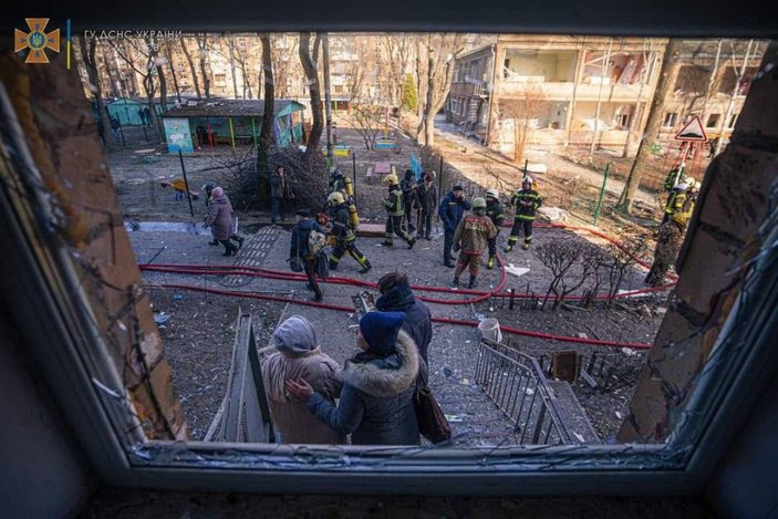 Kiev’in Podil semtine bu sabah füze parçası düştü: 1 ölü -9