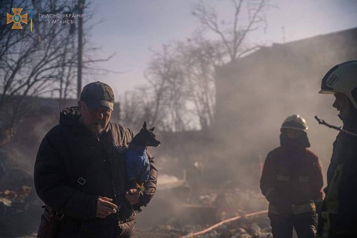 Kiev’in Podil semtine bu sabah füze parçası düştü: 1 ölü -10