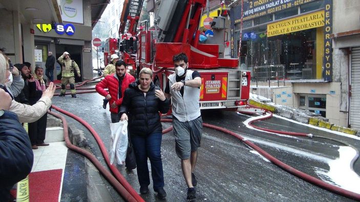 Şişli’de yangın, kar altında sokakta kaldılar -9